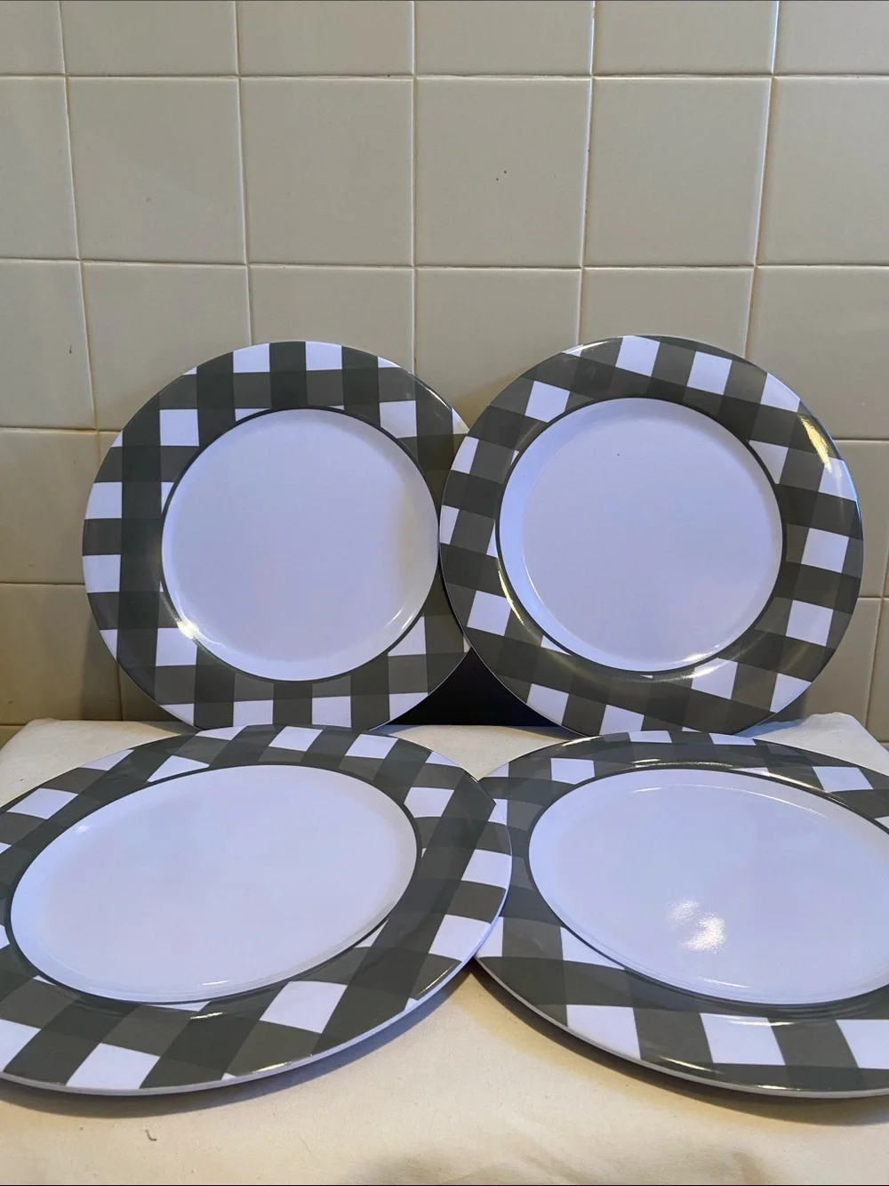 🌸Melamine Dinner or Picnic Plates Checkered Border 10.5”